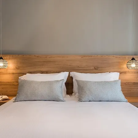 No17 Pireos Street * Chania (Crete)