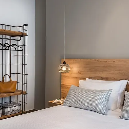 No17 Pireos Street * 干尼亞